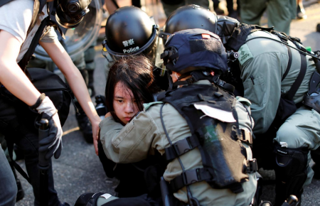 У Гонконгу поліція застосувала газ проти демонстрантів