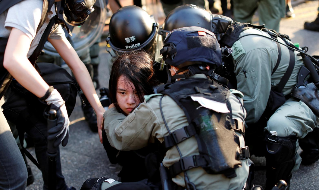 У Гонконгу поліція застосувала газ проти демонстрантів