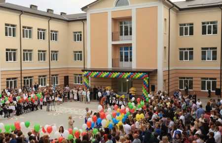Школи у передмісті Києва переповнені, в одній зі шкіл Ірпеня 11 перших класів — нардеп