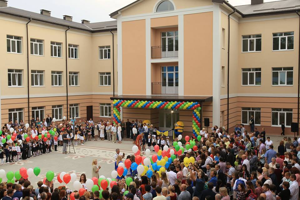 Школи у передмісті Києва переповнені, в одній зі шкіл Ірпеня 11 перших класів — нардеп
