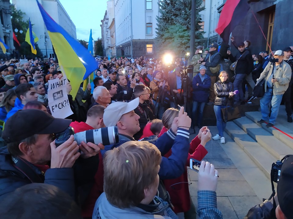 Нормандська змова — державна зрада: біля Офісу президента проходить акція протесту (фото, відео)