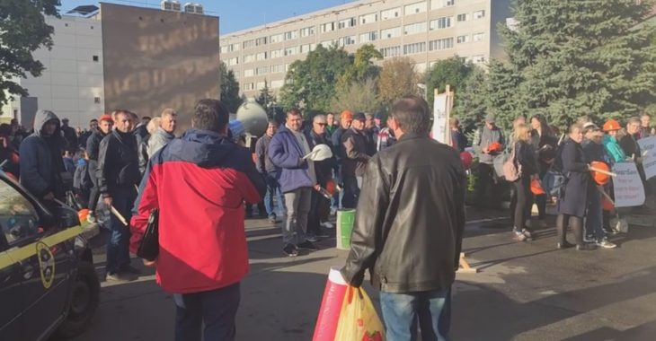Під головний офіс ПриватБанку у Дніпрі приїхали 10 автобусів з працівниками заводу Коломойського Під головний офіс ПриватБанку у Дніпрі приїхали 10 автобусів з працівниками заводу Коломойського