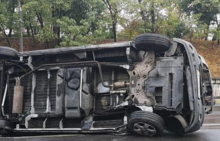 Унаслідок ДТП у Києві перекинувся мікроавтобус