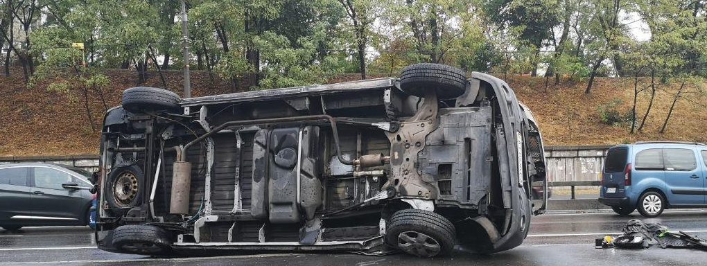 Унаслідок ДТП у Києві перекинувся мікроавтобус