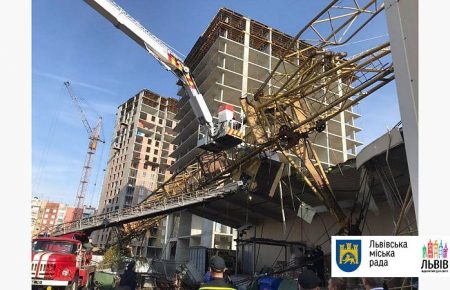 У Львові будівельний кран впав на склади ТЦ, постраждала машиністка