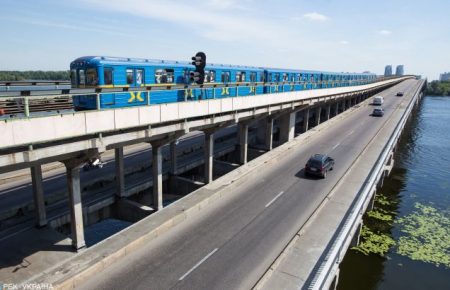 Київ: через погрозу підірву моста фахівці перевіряють ділянку від станції метро «Дарниця» до станції «Хрещатик»
