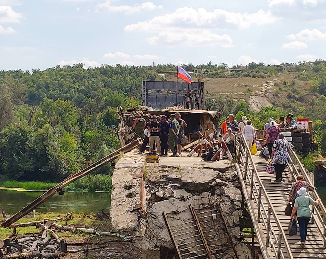 Замість демонтажу споруди на мосту у Станиці, бойовики укріплюють її — штаб ООС