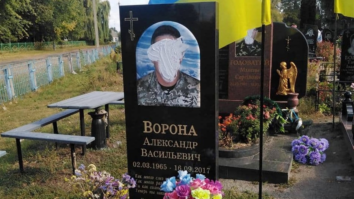 На Чернігівщині вандали пошкодили надгробки бійців АТО