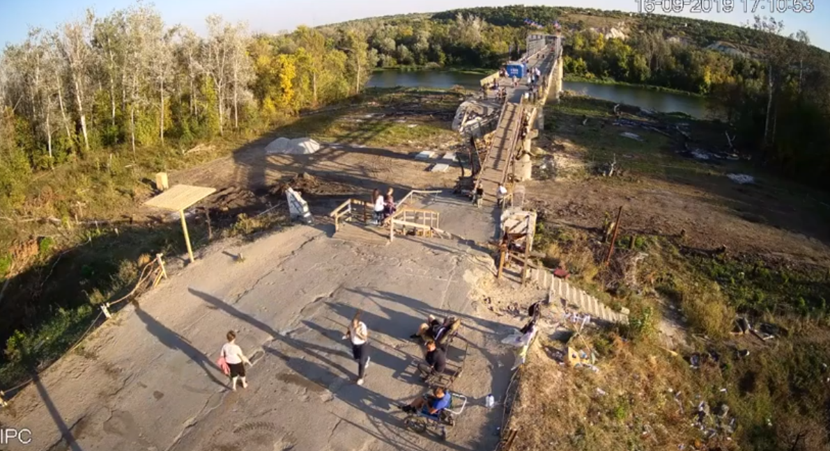 За ремонтом мосту у Станиці Луганській тепер можна спостерігати онлайн (відео)