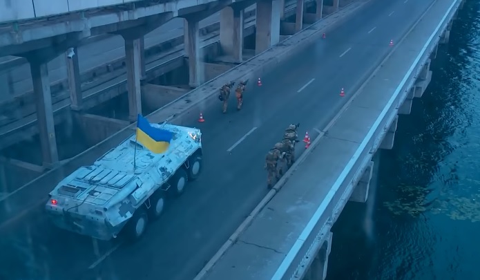 Як затримували чоловіка, який погрожував підірвати міст у Києві (відео)