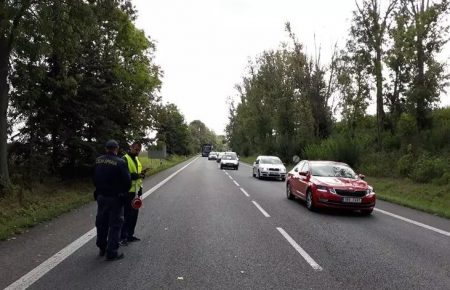 У Чехії поліцейські затримали двох громадян України, які незаконно регулювали рух на дорозі