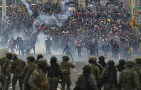 В Еквадорі через масові протести уряд залишив столицю