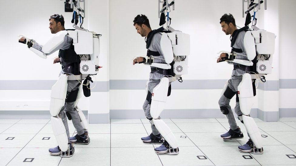 Французькі вчені розробили екзоскелет, який допомагає рухатися паралізованим людям