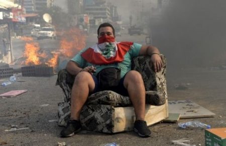 «Ми тут не через WhatsApp. Ми тут через усе: ціни на паливо, їжу, хліб, усе» — протестувальники у Лівані