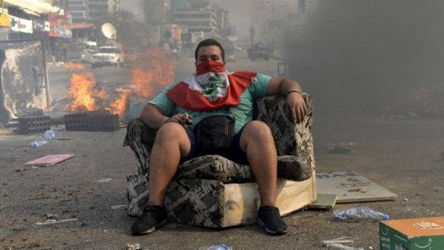 «Ми тут не через WhatsApp. Ми тут через усе: ціни на паливо, їжу, хліб, усе» — протестувальники у Лівані