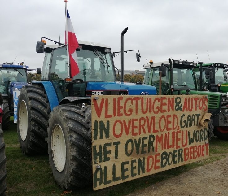 У Гаазі страйкують фермери, сільськогосподарська техніка у центрі міста (відео)