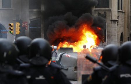 У Барселоні протестувальники жбурляють в поліцію каміння та петарди, поліція стріляє гумовими кулями