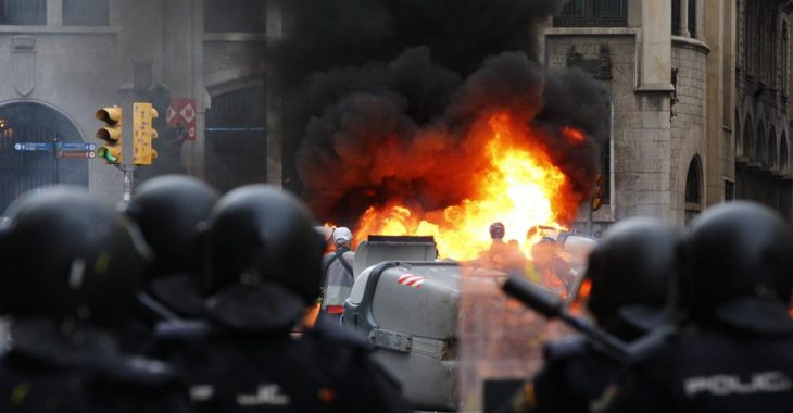 У Барселоні протестувальники жбурляють в поліцію каміння та петарди, поліція стріляє гумовими кулями У Барселоні протестувальники жбурляють в поліцію каміння та петарди, поліція стріляє гумовими кулями