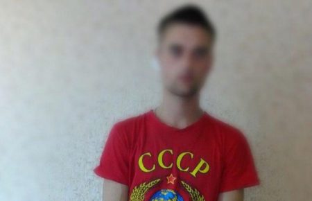 Суд у Кривому Розі призначив обмеження волі чоловіку за носіння футболки з символікою СРСР