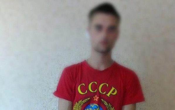 Суд у Кривому Розі призначив обмеження волі чоловіку за носіння футболки з символікою СРСР
