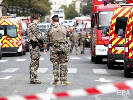 Прем'єр-міністр Франції анонсував перевірки у спецслужбах через напад адмінпрацівника з ножем на своїх колег