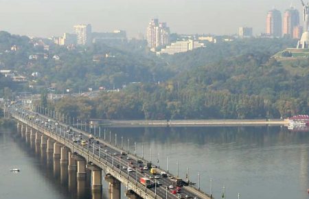 У Києві поліцейські затримали псевдомінера мосту Патона, йому загрожує до 6 років в'язниці