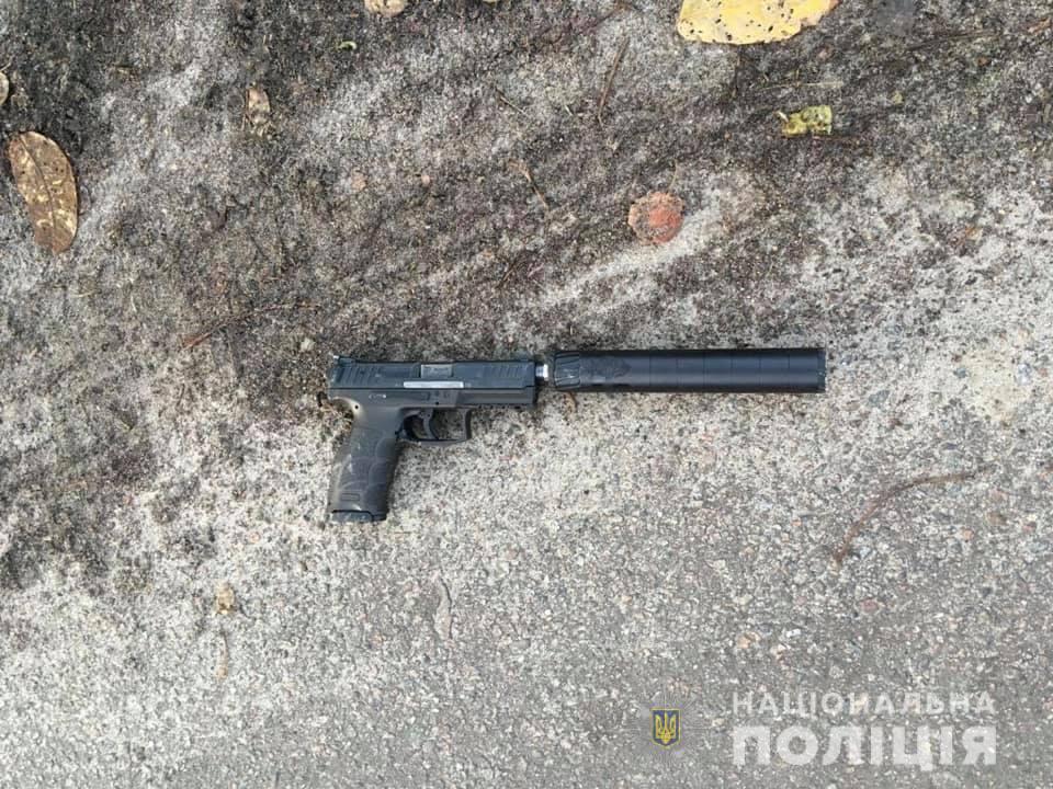 Спецоперація у Хотянівці: поліція виявила у вбитого порушника 3 пістолети та декілька паспортів