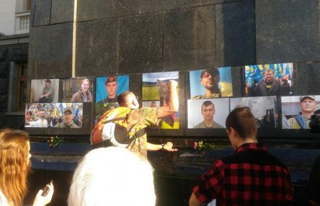 Учасники маршу помістили на будівлю Офісу президента фото загиблих бійців