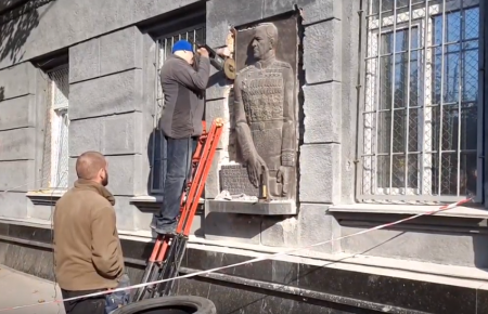 В Одесі демонтували настінний барельєф маршалу Жукову