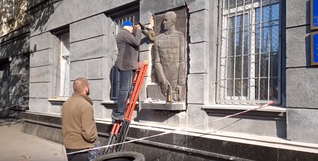 В Одесі демонтували настінний барельєф маршалу Жукову