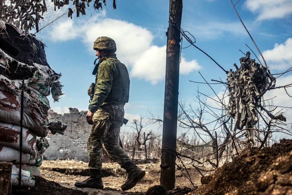 На Донбасі дістав поранення український військовий