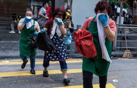 У Гонконгу поліція знову застосувала сльозогінний газ для розгону демонстрантів