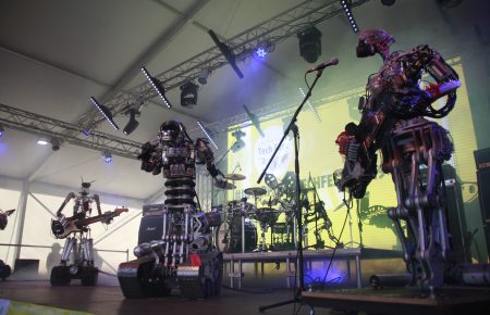 У Дніпрі виступила рок-група роботів