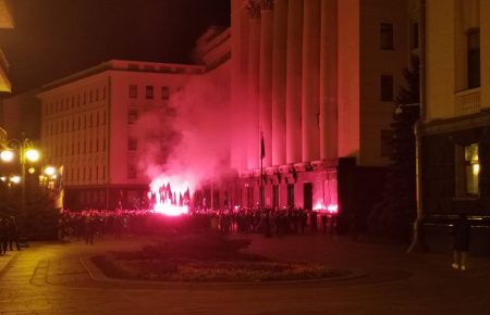 «Ні — капітуляції»: біля Офісу президента та на Майдані мітингують проти погодження «формули Штайнмаєра»