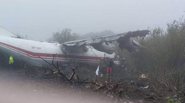 Біля Львова військовий літак АН-12 здійснив аварійну посадку, 5 людей загинули (оновлено)