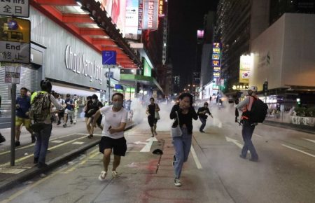Протести у Гонконзі: поліція поливає демонстрантів фарбою з водометів та застосовує сльозогінний газ