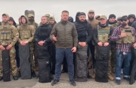 Лідер Нацкорпусу записав відео у Золотому разом з ветеранами, заявляє, що «ми будемо тут стояти»