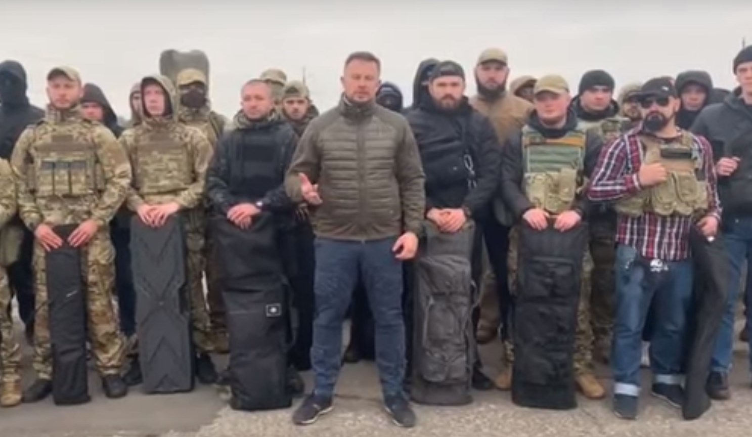 Лідер Нацкорпусу записав відео у Золотому разом з ветеранами, заявляє, що «ми будемо тут стояти»