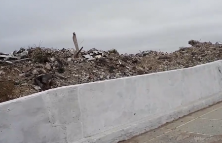 У Луганську на летовищі зруйнованого аеропорту бойовики влаштували «вальс танків» (відео)