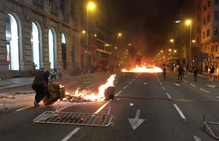 У Барселоні вночі палили автівки та атакували поліцію кислотою