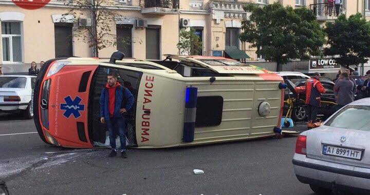 У Києві перекинувся автомобіль швидкої допомоги У Києві перекинувся автомобіль швидкої допомоги