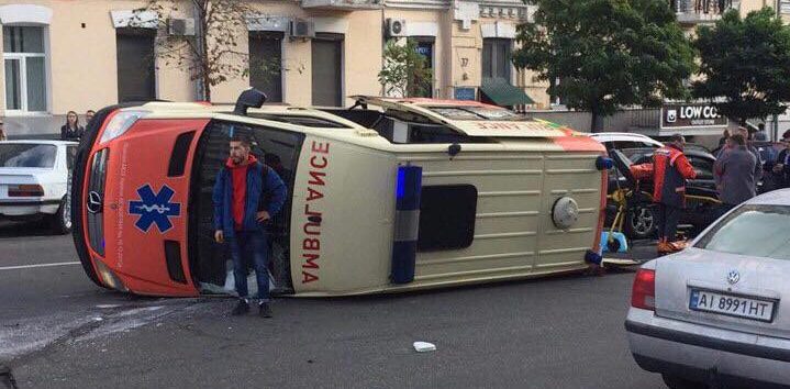 У Києві перекинувся автомобіль швидкої допомоги