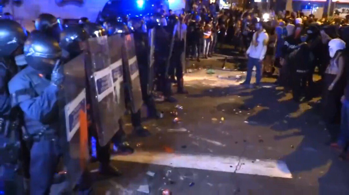 У Барселоні зіткнення між поліцією та протестувальниками, в аеропорту скасували 45 рейсів (відео)