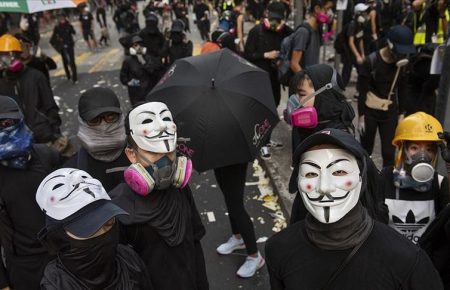 Протести у Гонконгу: влада заборонила маски, використавши закон часів колоніальної епохи