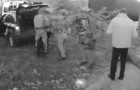 Поліція оприлюднила відео спецоперації у селі Хотянівка Київської області