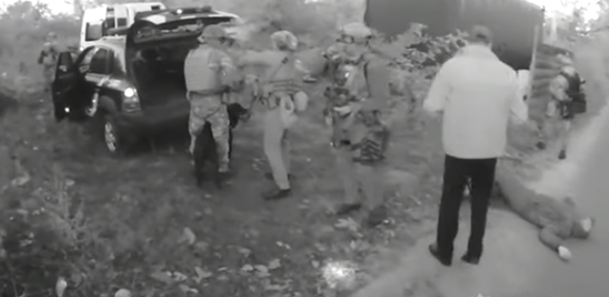 Поліція оприлюднила відео спецоперації у селі Хотянівка Київської області