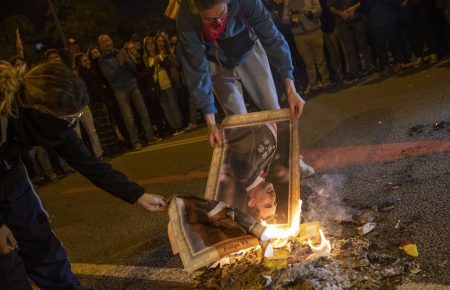 У Барселоні протестували під час візиту короля Іспанії: палили фото Філіпа VI та розмахували символами незалежності
