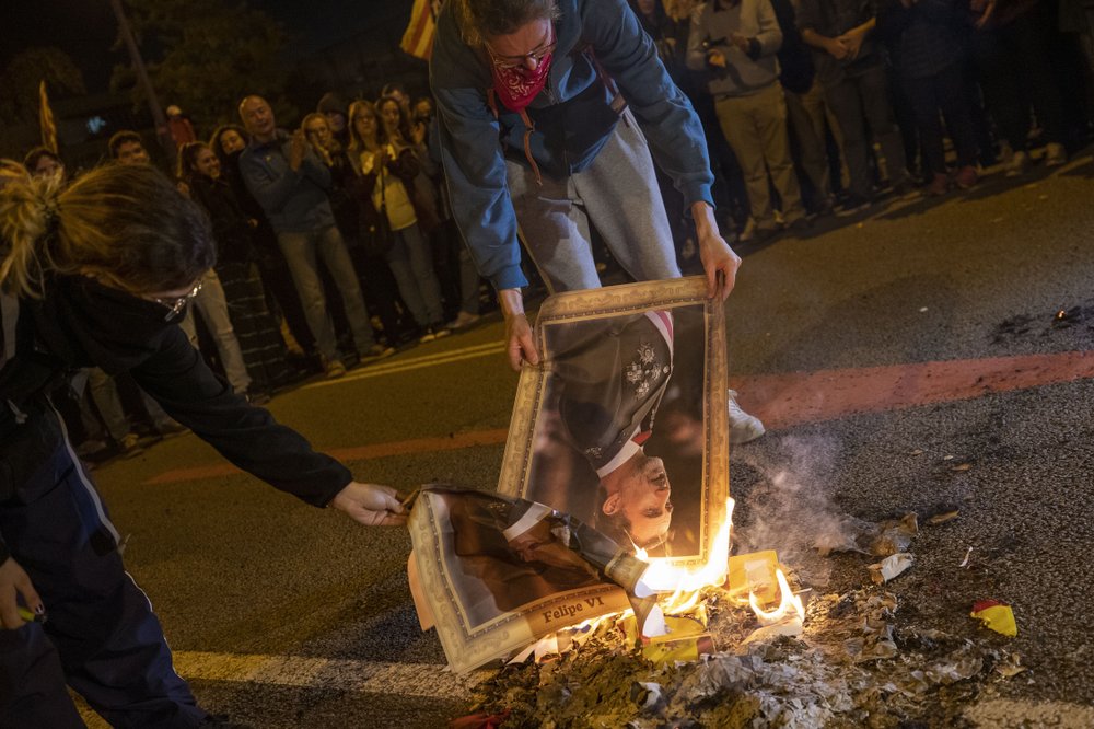 У Барселоні протестували під час візиту короля Іспанії: палили фото Філіпа VI та розмахували символами незалежності