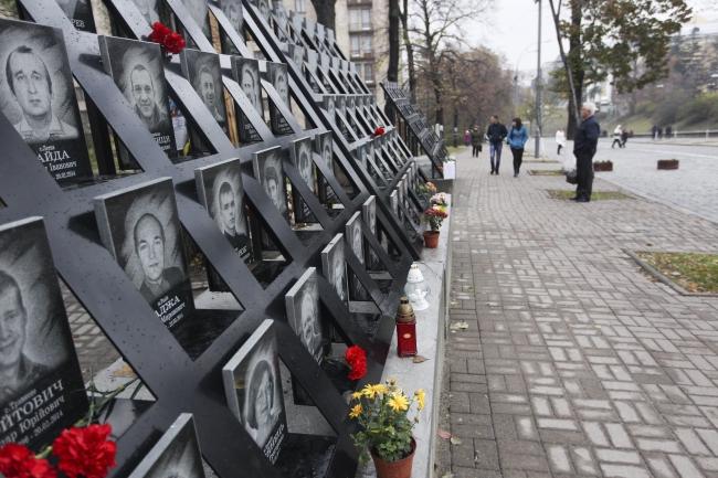 Біля Офісу президента вимагали у влади не зупиняти розслідувань у «справах Майдану»