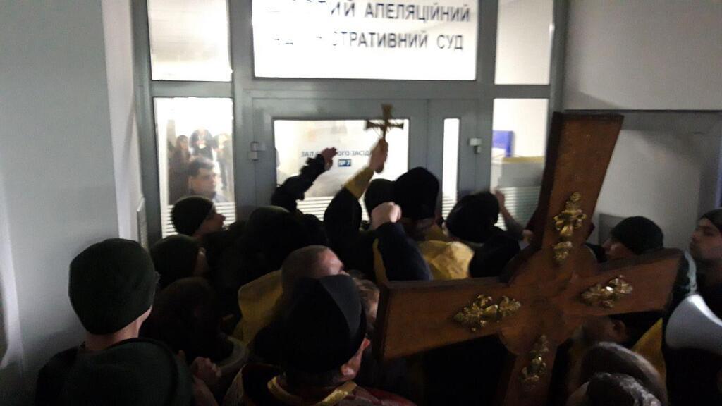 Сутички та протести: суд скасував заборону на ліквідацію УПЦ КП